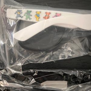 Collection of 10 sunglasses/glasses (non-prescription)